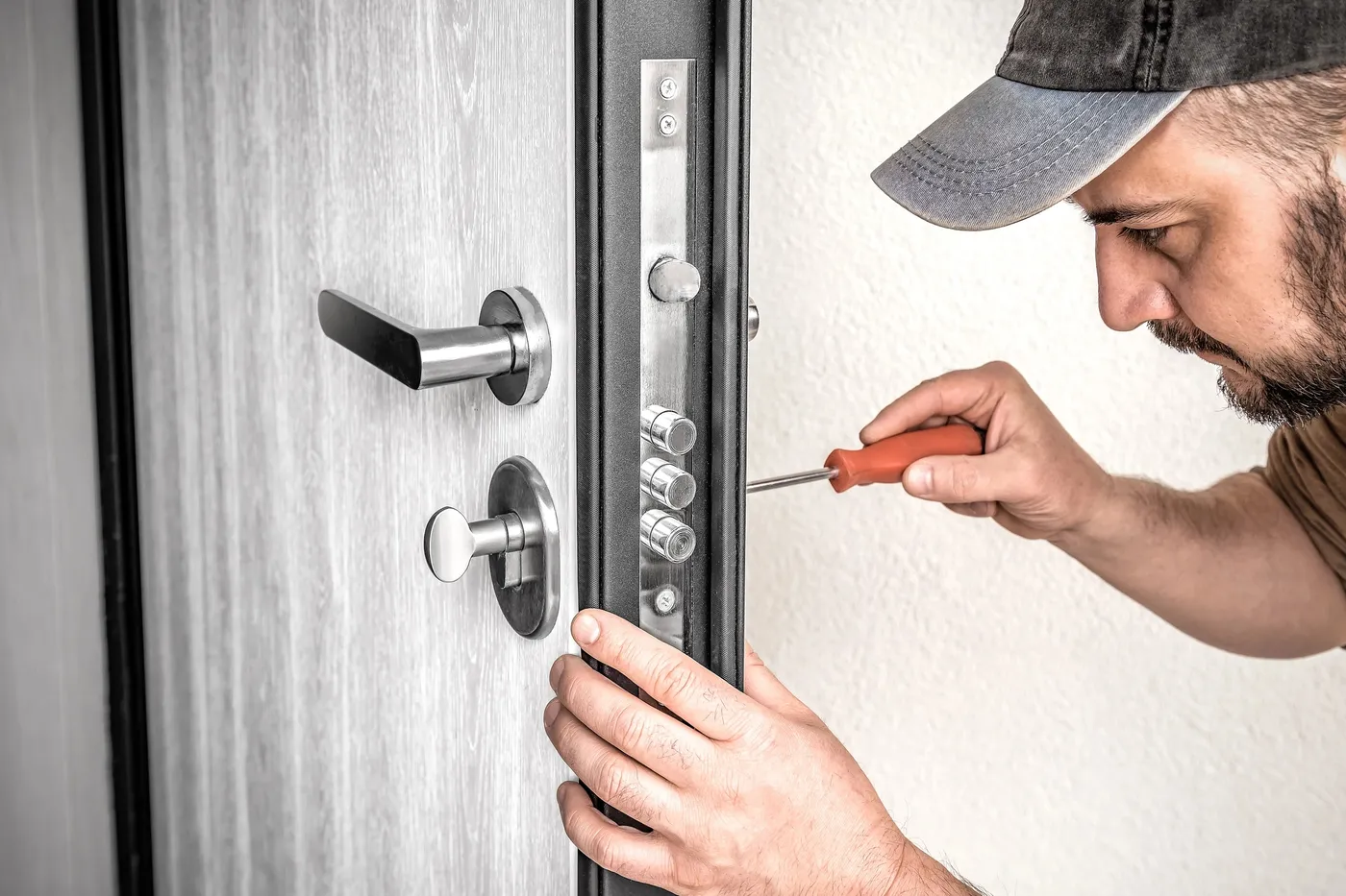 Pose et réglage d'un cylindre à clé protégée sur une porte d'entrée d'appartement près de la place de la Nation à Paris 12e